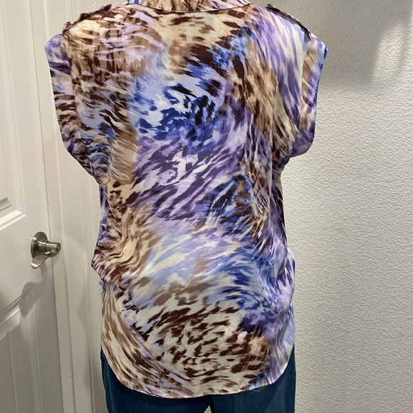 Jennifer Lopez cross wrap blouse. Sheer print. Tab shoulder. Asymmetrical hem. - Picture 7 of 9